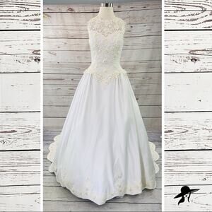 Oleg Cassini Ivory Cream Wedding Gown, Beaded Bodice & Scalloped Hem Size 2